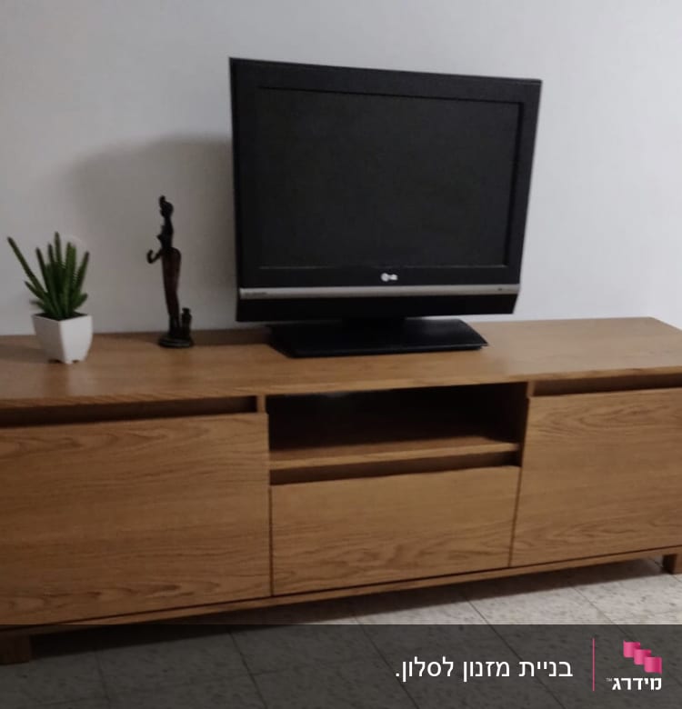 ארון עץ עם טלוויזיה עליונה